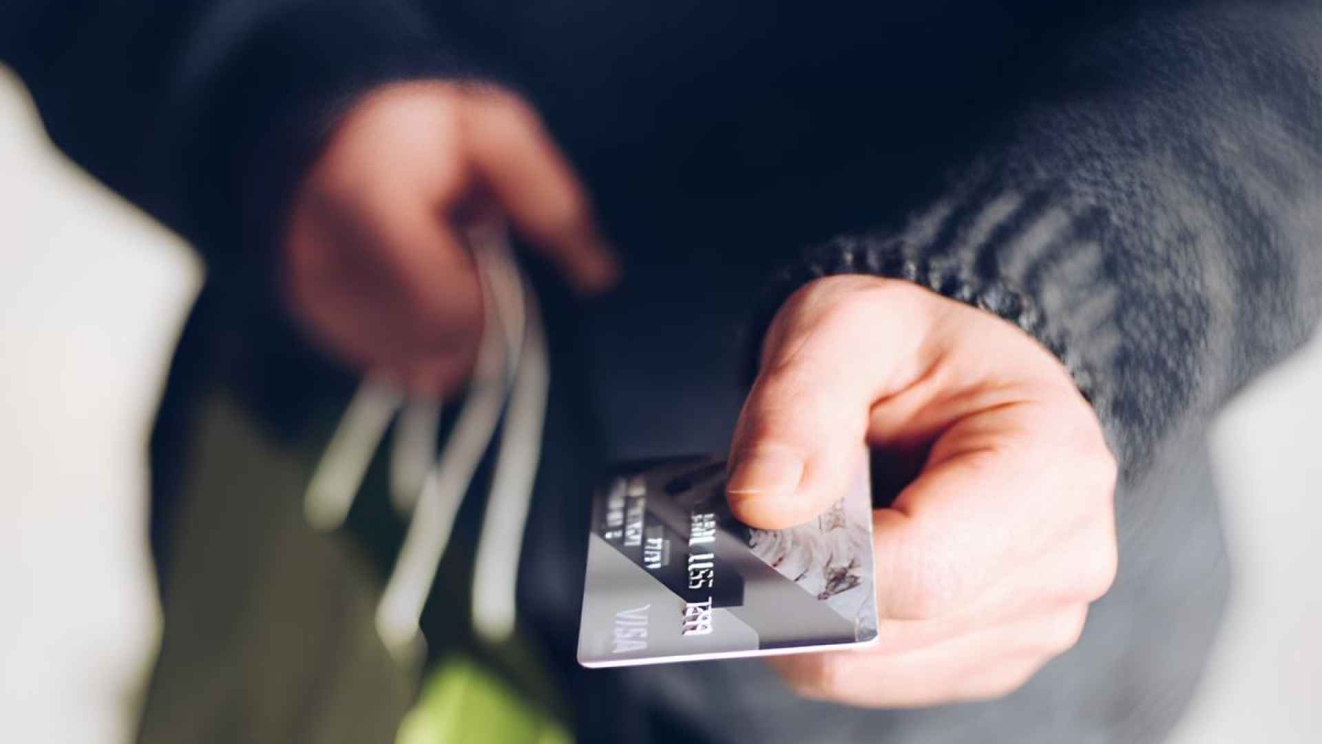 Дебетовые карты зарубежных банков для Россиян: как оформить и пользоваться